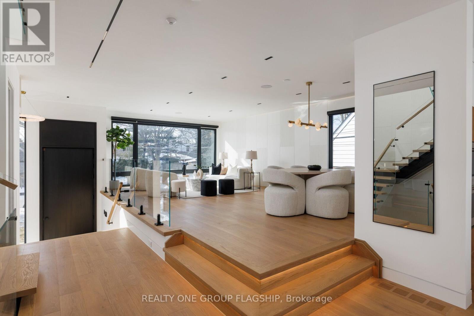 7 Bentley Drive, Toronto, Ontario  M8Z 3L9 - Photo 9 - W12940756