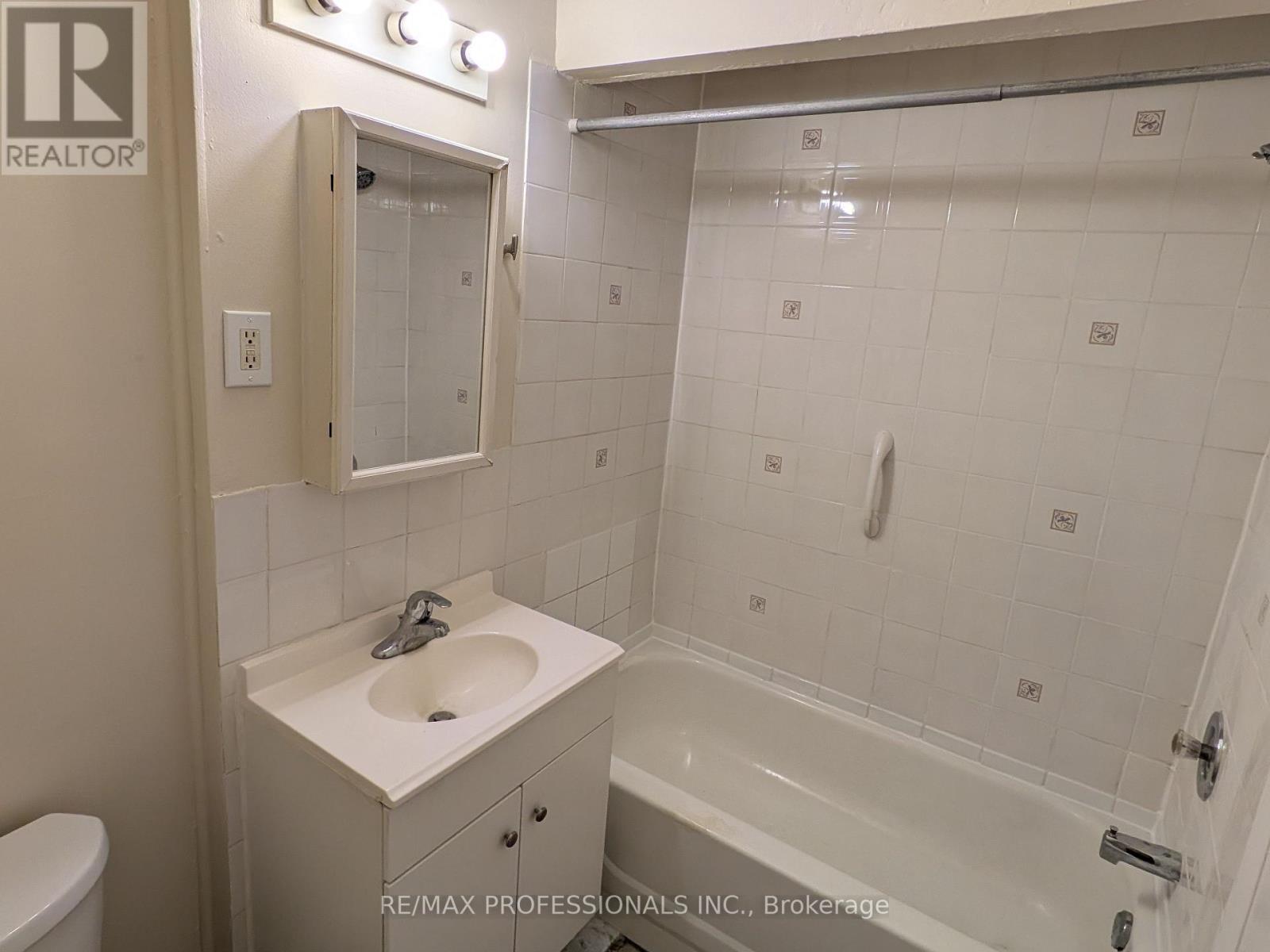 Back Suite - 3335 Delfi Road, Mississauga, Ontario  L5L 1S1 - Photo 10 - W12940848