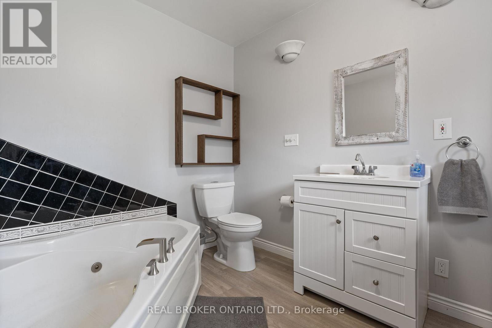 1899 Hwy 3, Norfolk, Ontario  N4B 2W6 - Photo 17 - X12940656