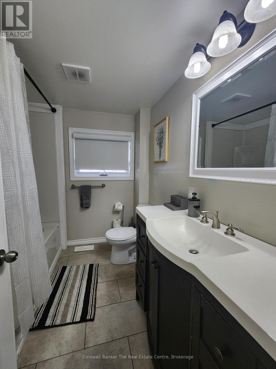 460 Wellington Street, Gravenhurst, Ontario  P1P 1A5 - Photo 12 - X12940926