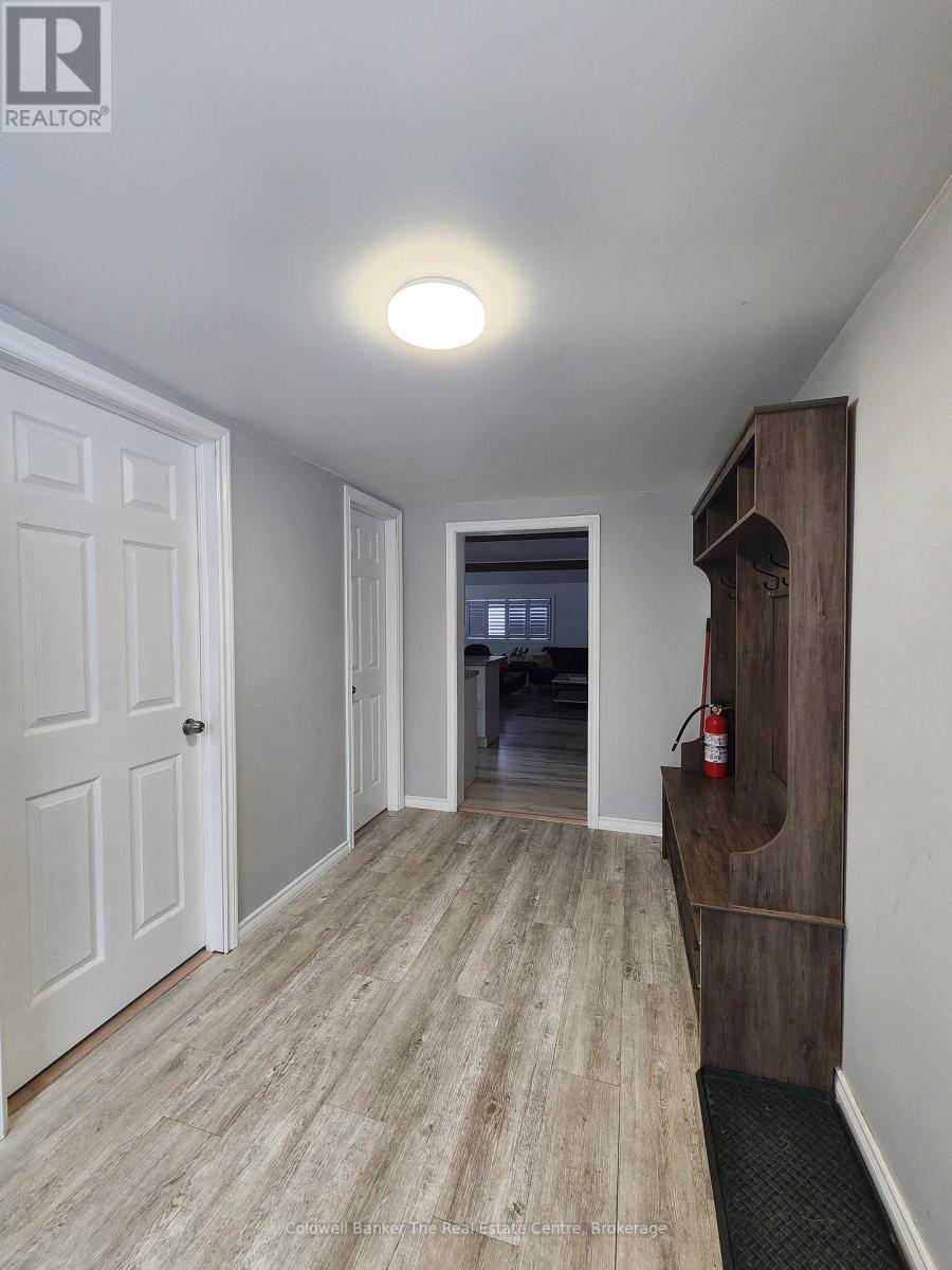 460 Wellington Street, Gravenhurst, Ontario  P1P 1A5 - Photo 3 - X12940926