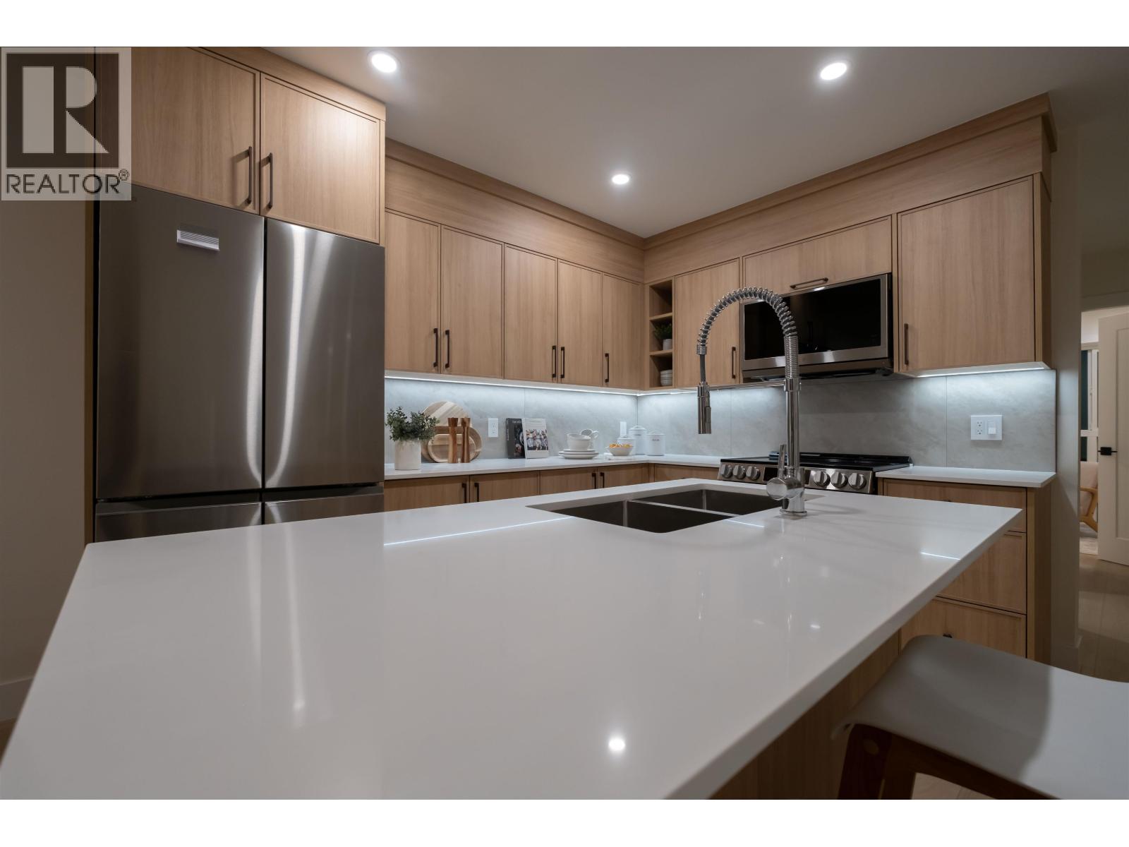 3350 Cobblestone Avenue, Vancouver, British Columbia V5S 4S4 - Photo 8 - R3105093