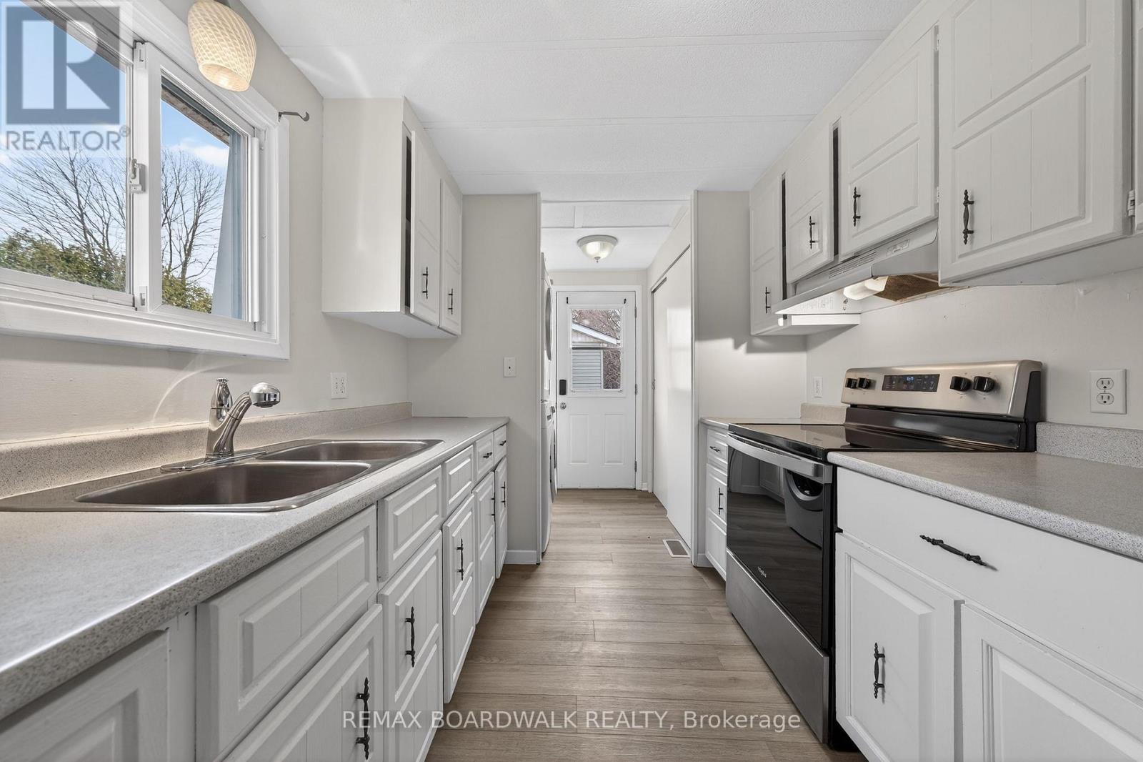 10 Fringewood Drive, Ottawa, Ontario  K2S 1T1 - Photo 12 - X12940950