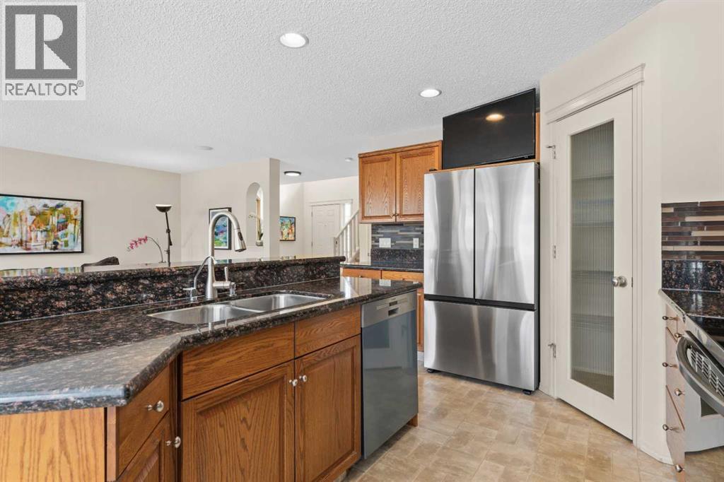 98 Cougarstone Close SW, Calgary, Alberta  T3H 5W3 - Photo 8 - A2292774