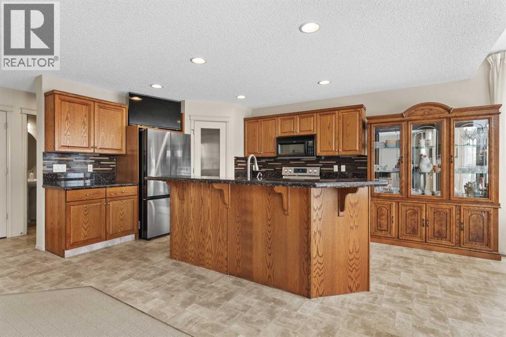 98 Cougarstone Close SW, Calgary, Alberta  T3H 5W3 - Photo 6 - A2292774