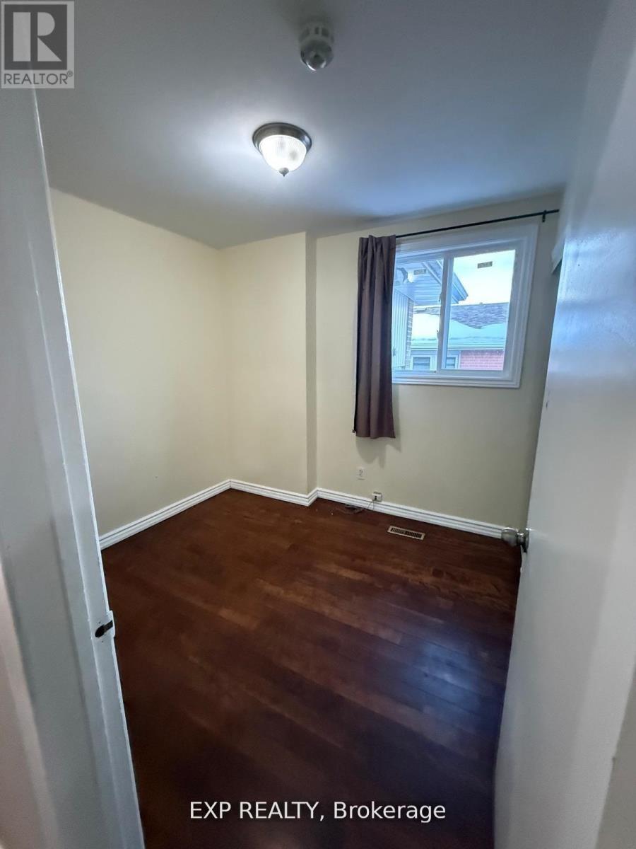 Upper - 17 Gable Drive, Brampton, Ontario  L6V 2H2 - Photo 11 - W12940908