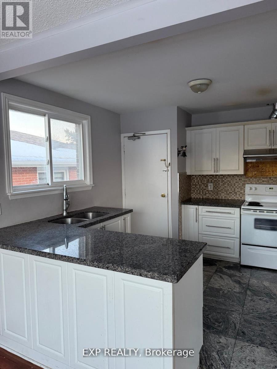 Upper - 17 Gable Drive, Brampton, Ontario  L6V 2H2 - Photo 5 - W12940908