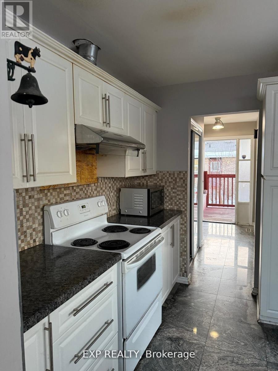 Upper - 17 Gable Drive, Brampton, Ontario  L6V 2H2 - Photo 6 - W12940908