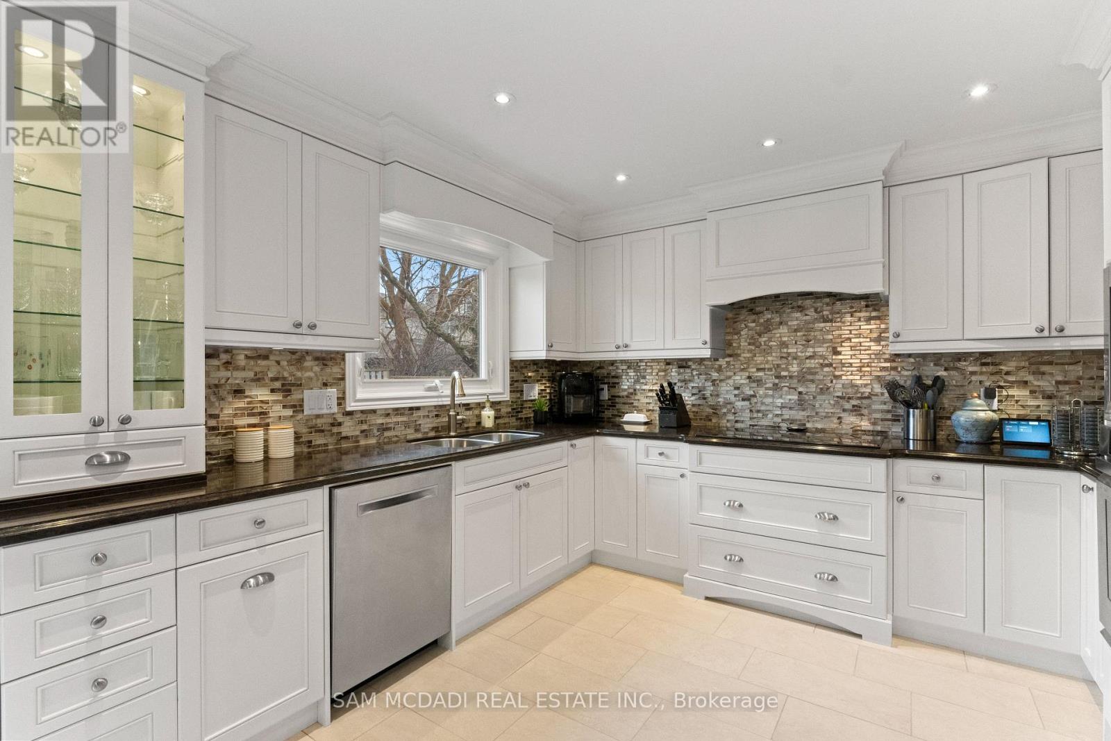 1653 Sherwood Forrest Circle, Mississauga, Ontario  L5K 2G8 - Photo 10 - W12940960