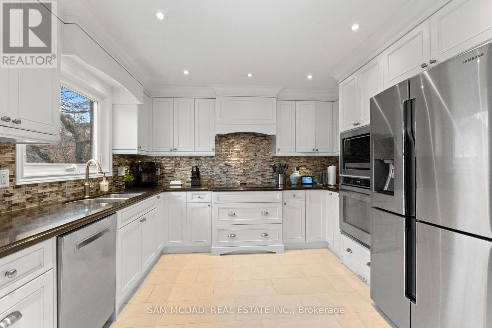 1653 Sherwood Forrest Circle, Mississauga, Ontario  L5K 2G8 - Photo 11 - W12940960