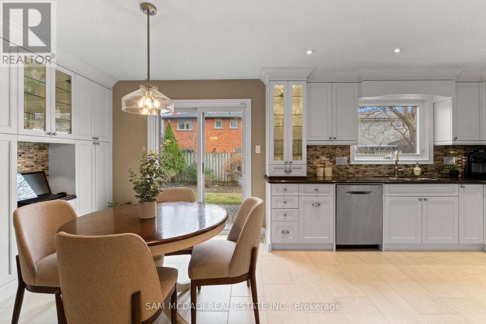 1653 Sherwood Forrest Circle, Mississauga, Ontario  L5K 2G8 - Photo 12 - W12940960