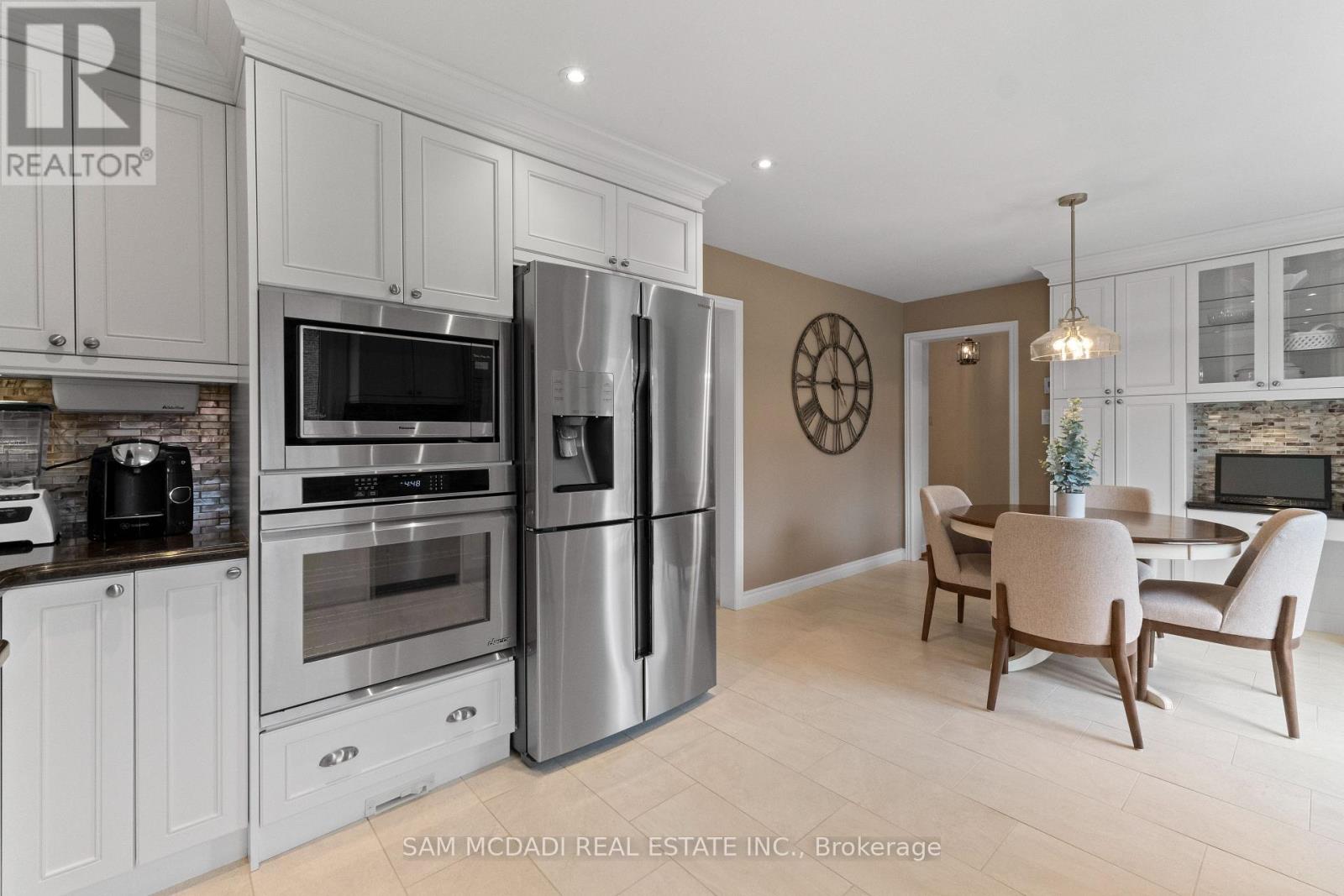 1653 Sherwood Forrest Circle, Mississauga, Ontario  L5K 2G8 - Photo 13 - W12940960