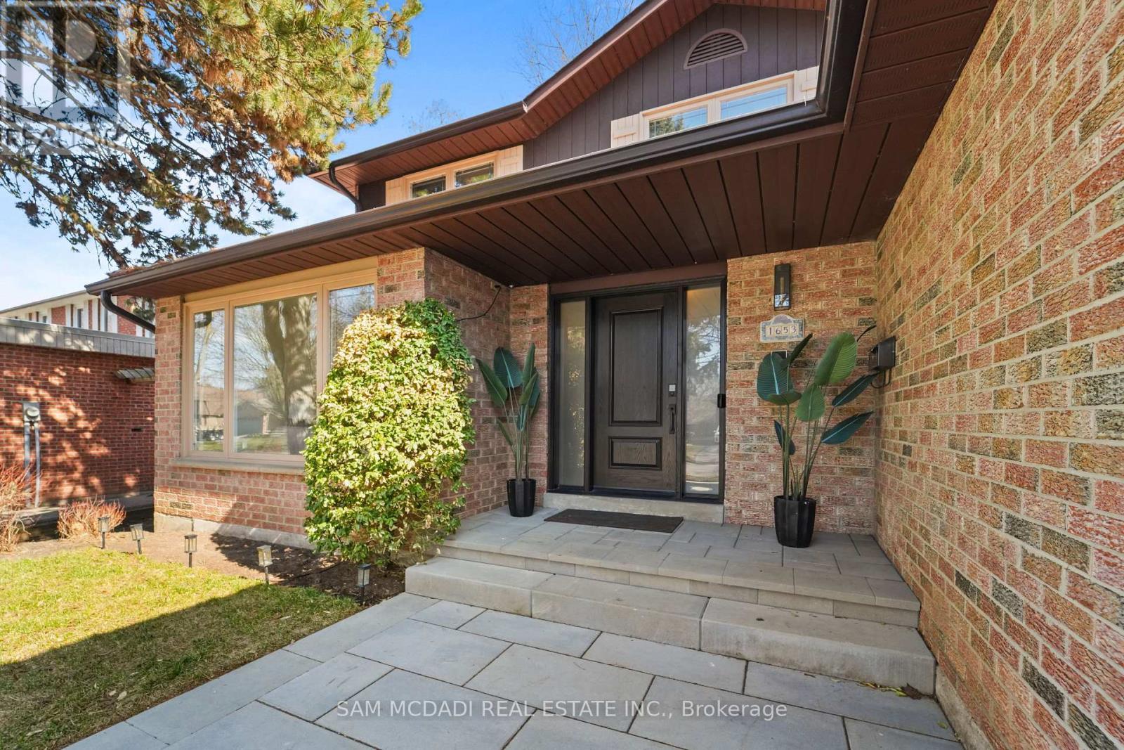 1653 Sherwood Forrest Circle, Mississauga, Ontario  L5K 2G8 - Photo 2 - W12940960