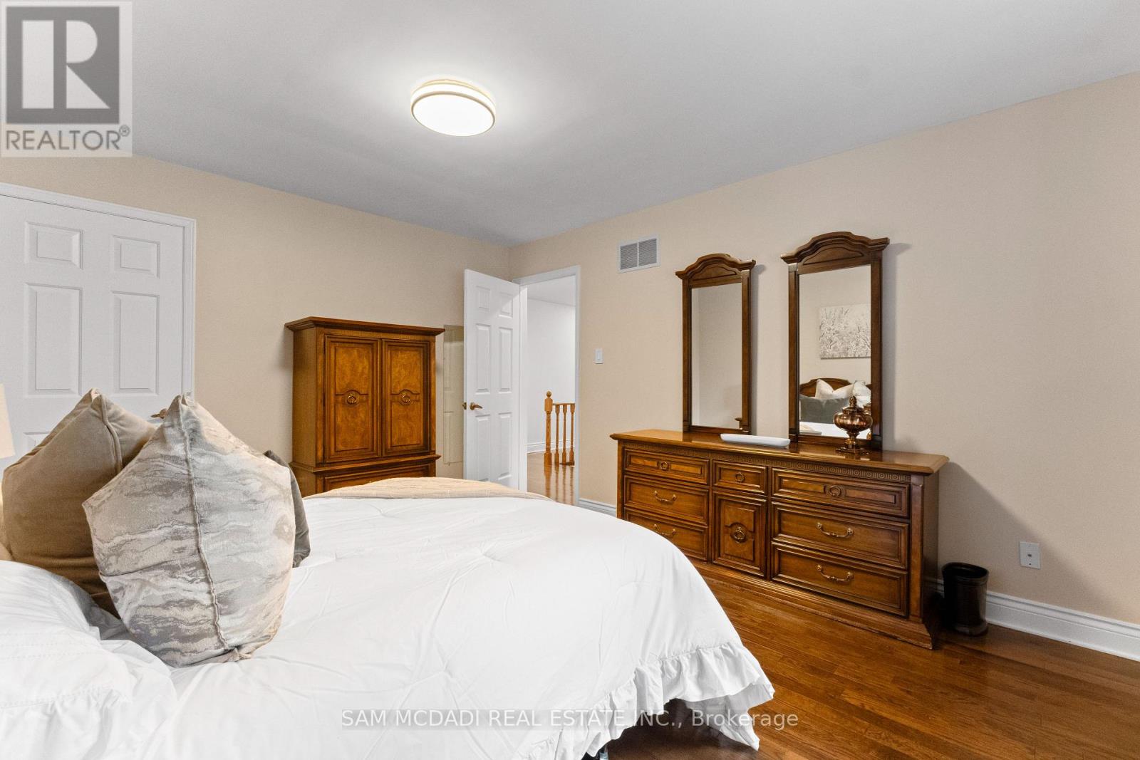 1653 Sherwood Forrest Circle, Mississauga, Ontario  L5K 2G8 - Photo 31 - W12940960