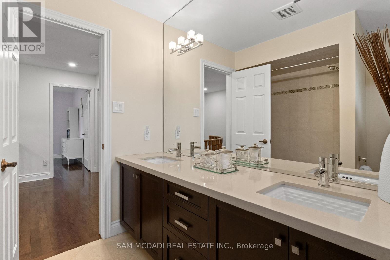 1653 Sherwood Forrest Circle, Mississauga, Ontario  L5K 2G8 - Photo 36 - W12940960