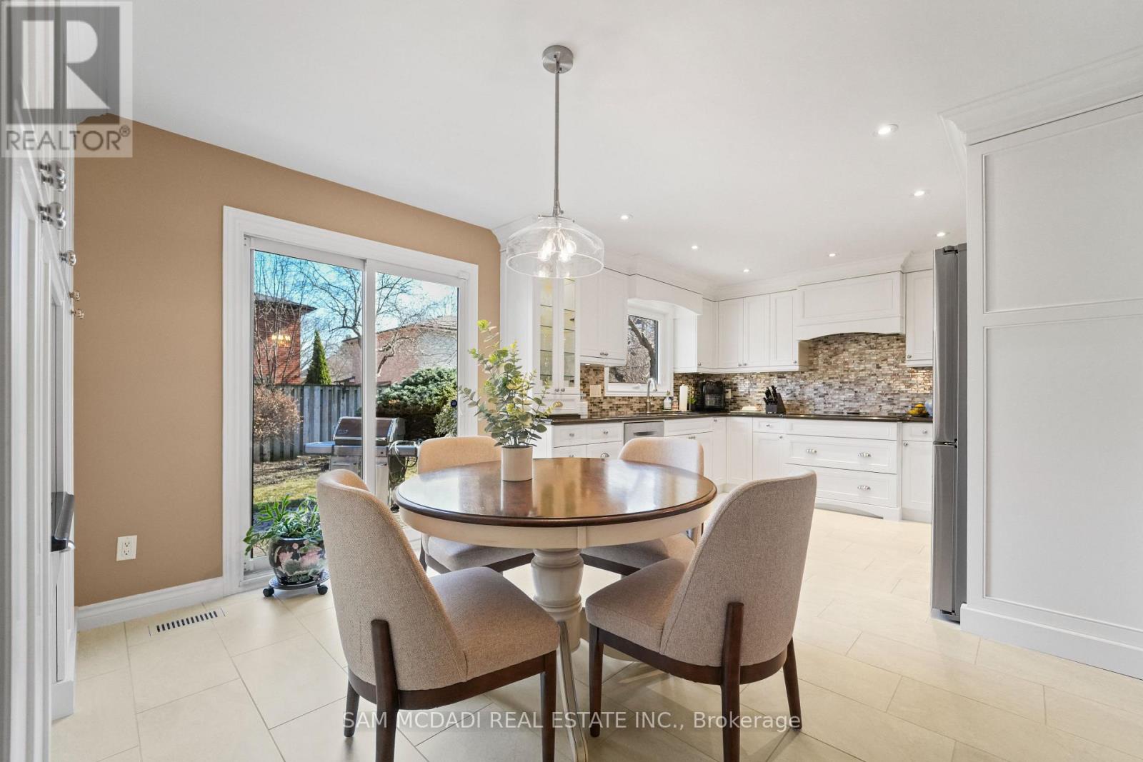 1653 Sherwood Forrest Circle, Mississauga, Ontario  L5K 2G8 - Photo 9 - W12940960