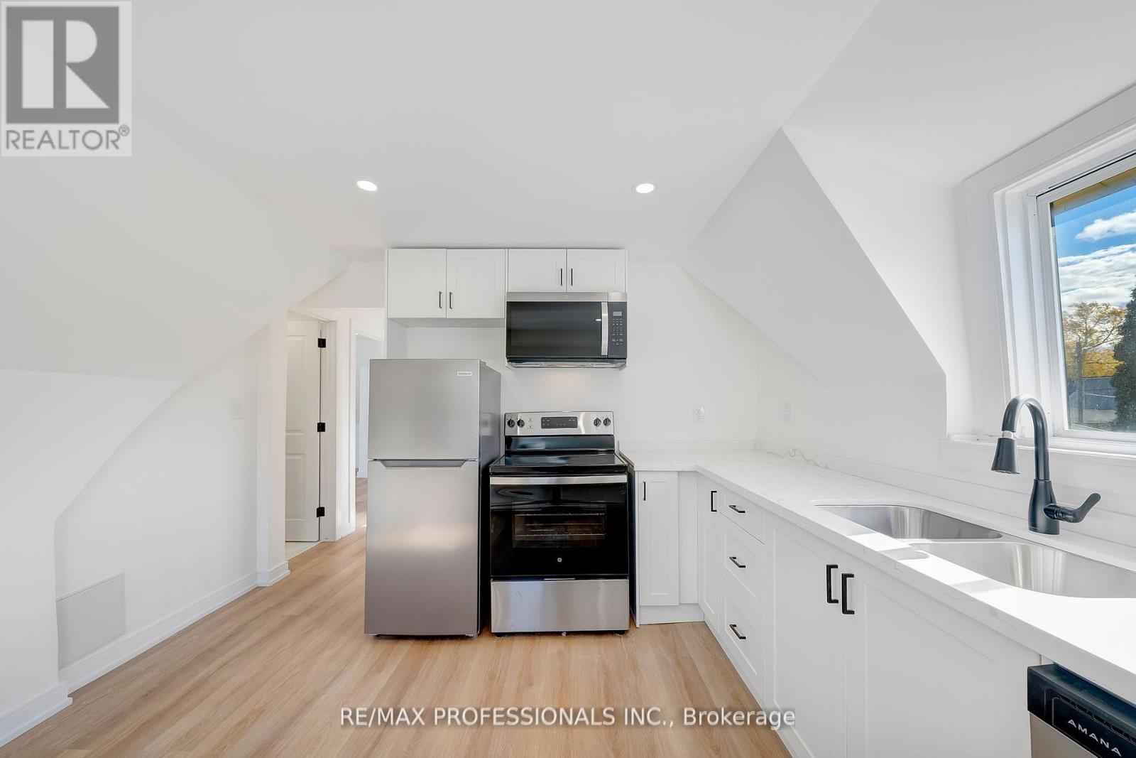 27 Oakdale Avenue, St. Catharines, Ontario  L2P 2B8 - Photo 10 - X12940914