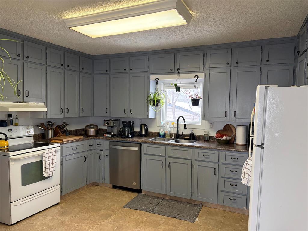 10 Lilac Street, Blumenort, Manitoba  R0A 0C0 - Photo 4 - 202605179