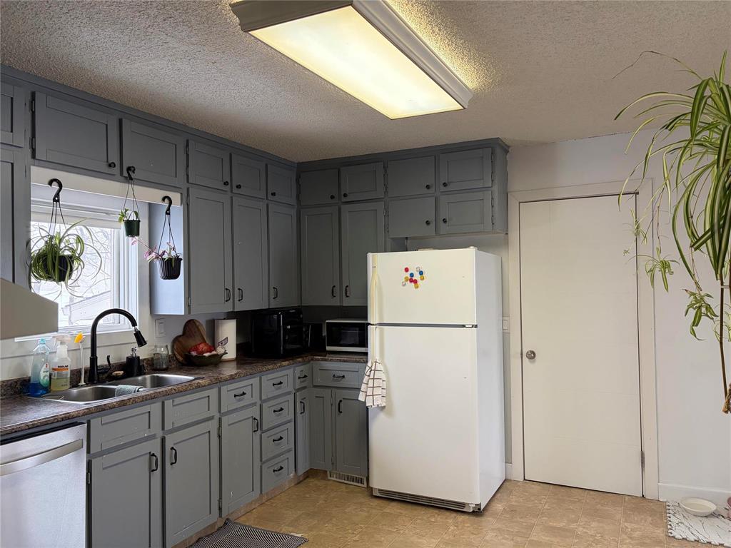 10 Lilac Street, Blumenort, Manitoba  R0A 0C0 - Photo 5 - 202605179