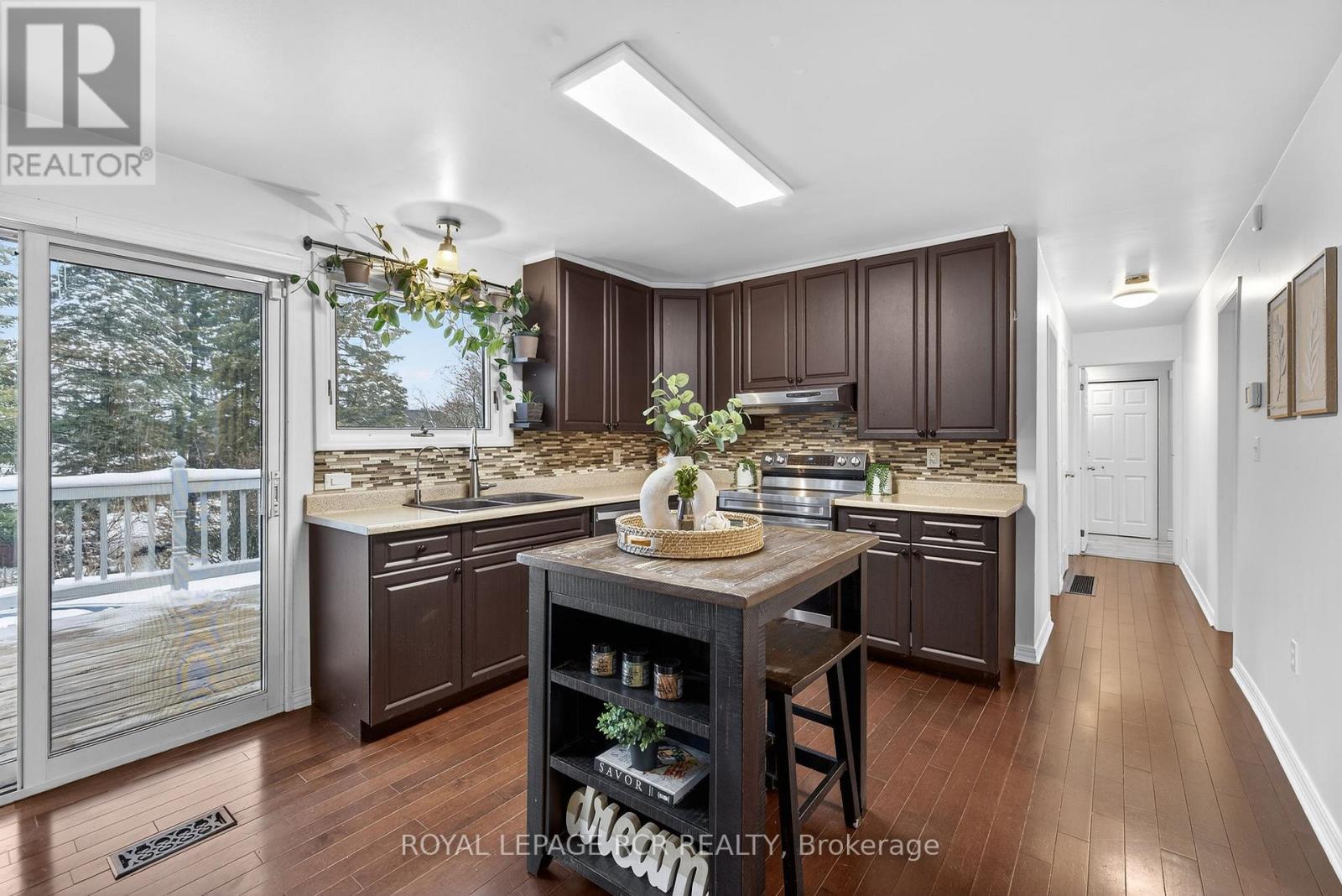 11 Hilltop Drive, Caledon, Ontario  L7C 1K7 - Photo 7 - W12787686