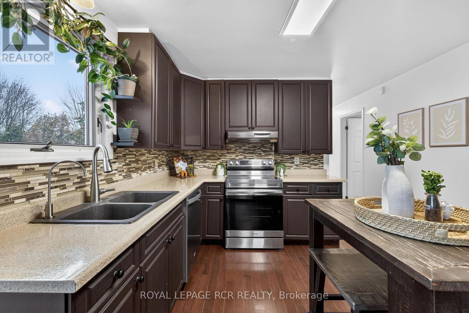 11 Hilltop Drive, Caledon, Ontario  L7C 1K7 - Photo 8 - W12787686