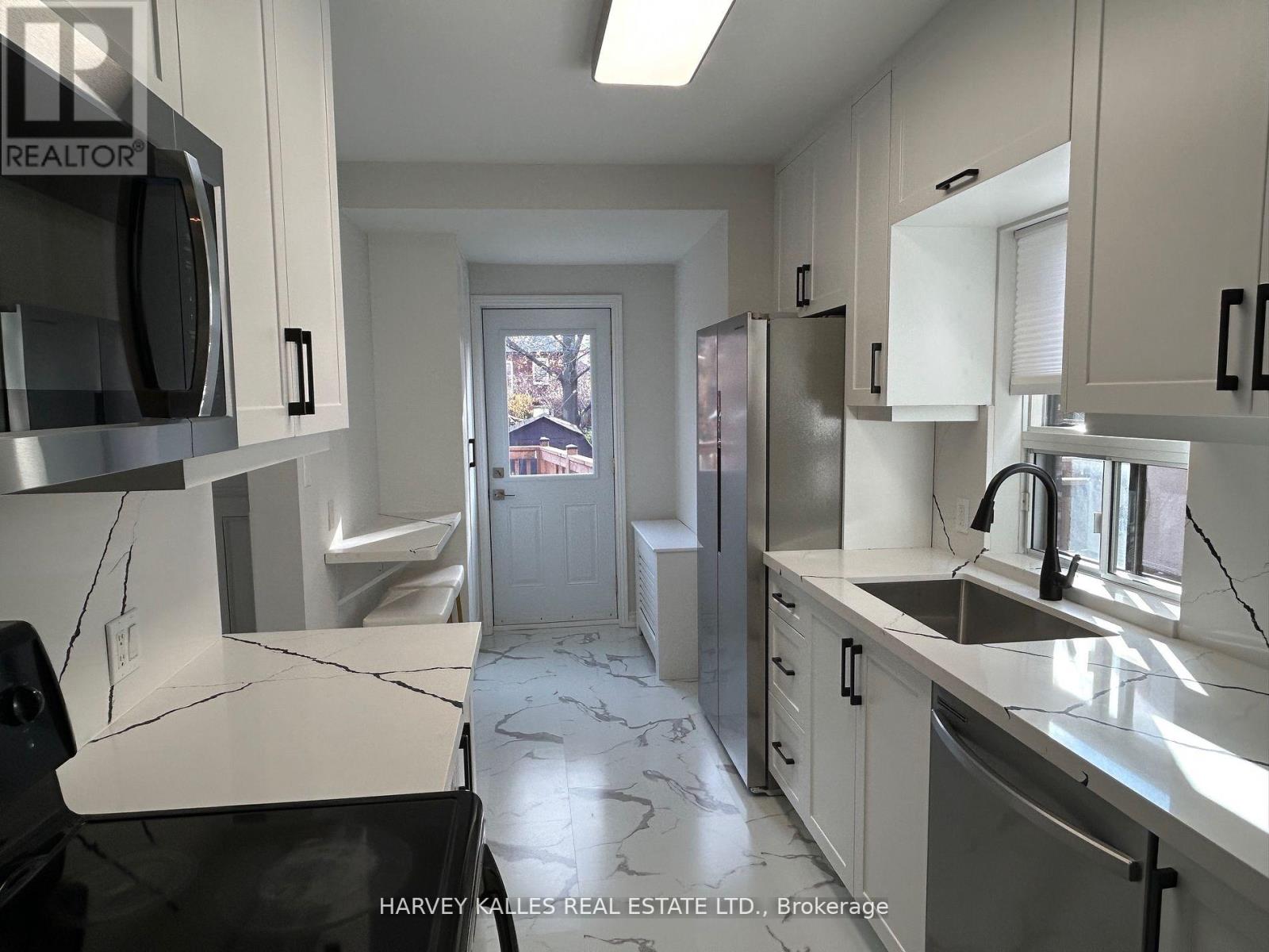 207 Old Orchard Grove, Toronto, Ontario  M5M 2E6 - Photo 7 - C12941030