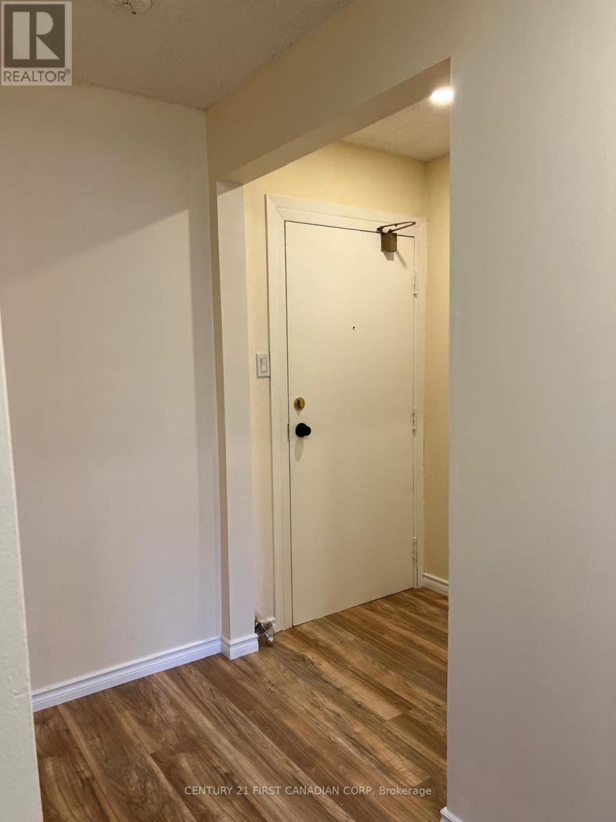 1096 Jalna Boulevard, London South, Ontario  N6E 3B8 - Photo 3 - X12941098