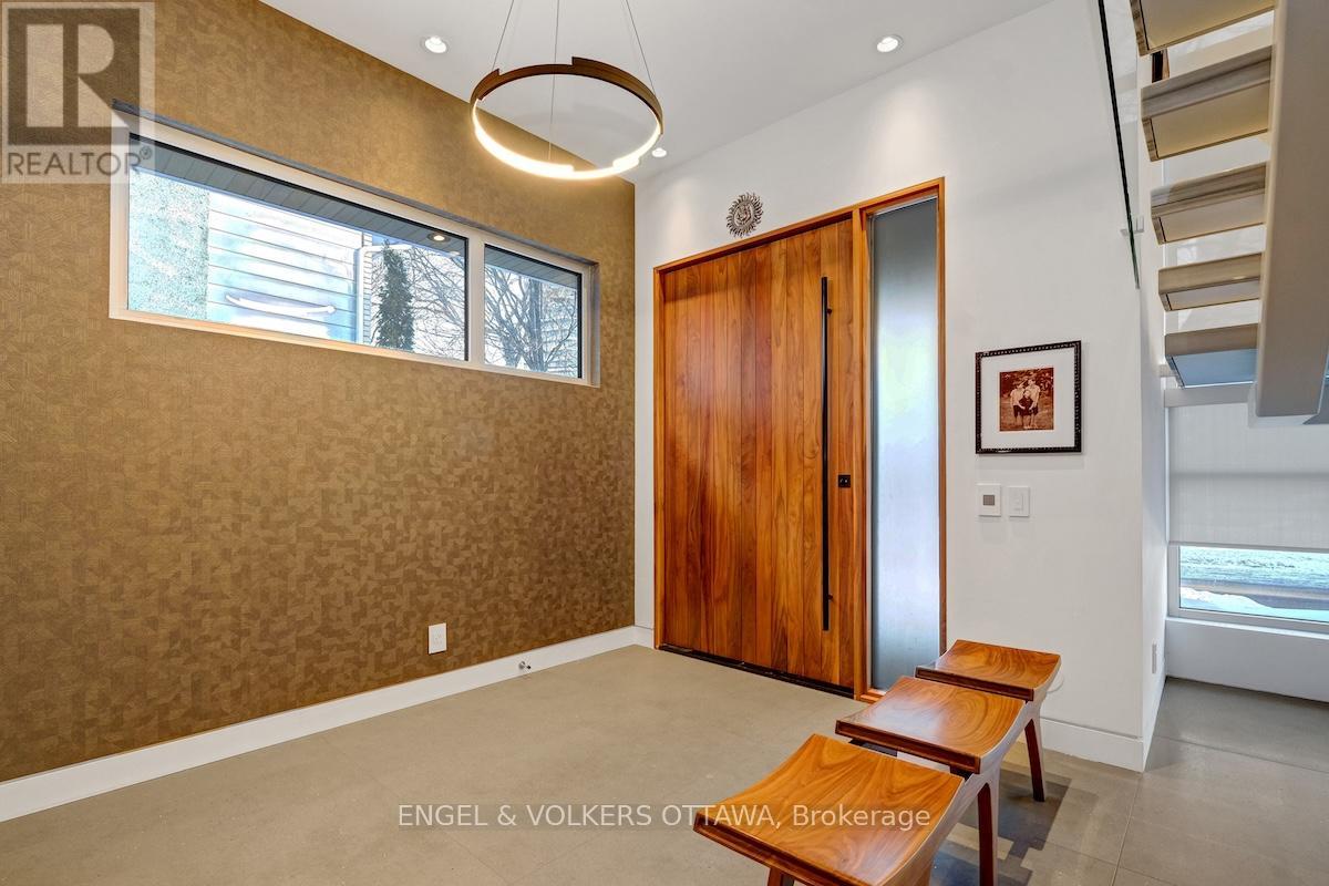 608 Byron Avenue, Ottawa, Ontario  K2A 0E5 - Photo 4 - X12941128