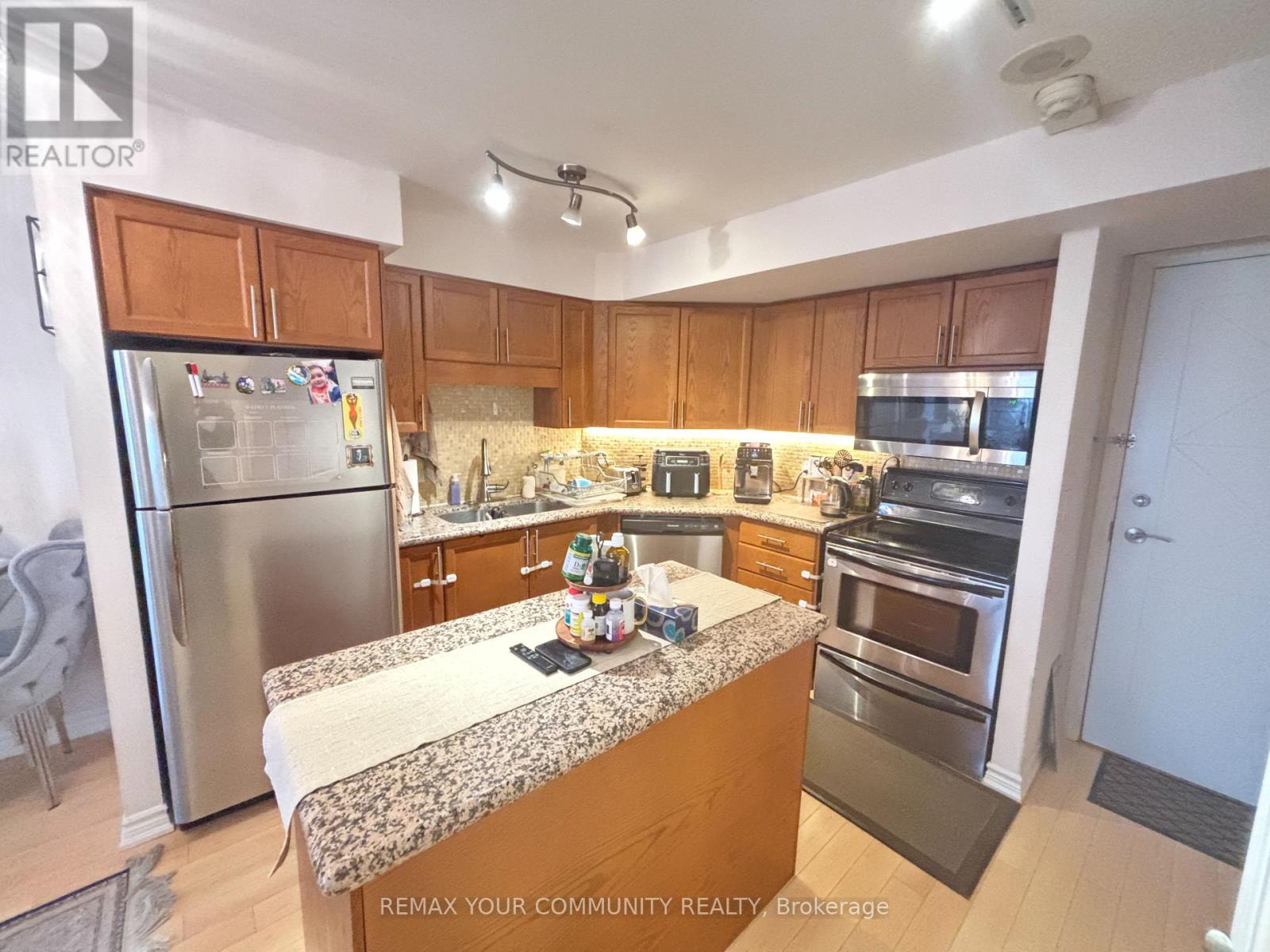 - - 18 Harding Boulevard, Richmond Hill, Ontario L4C 0T3 - Photo 2 - N12938952