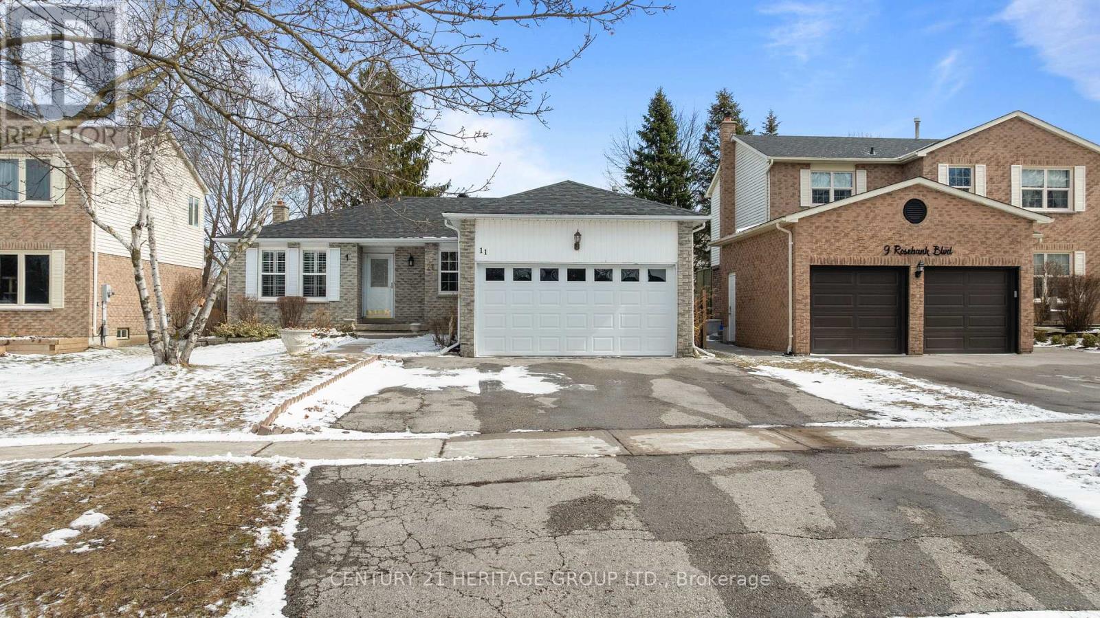 11 Rosebank Boulevard, East Gwillimbury, Ontario  L9N 1C8 - Photo 2 - N12940980