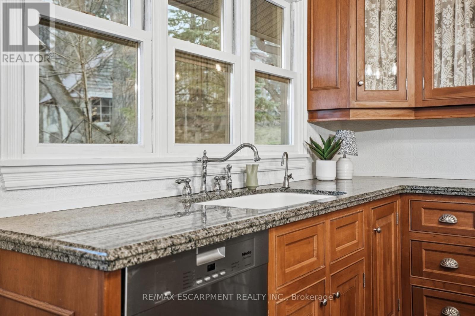 1987 Snake Road, Burlington, Ontario  L7P 4Y1 - Photo 19 - W12929810