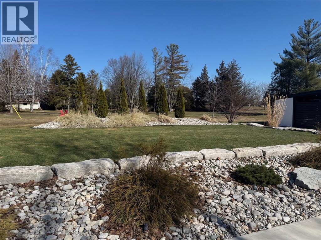 747 Broadway Street, Plympton-Wyoming, Ontario  N0N 1T0 - Photo 4 - 26006632