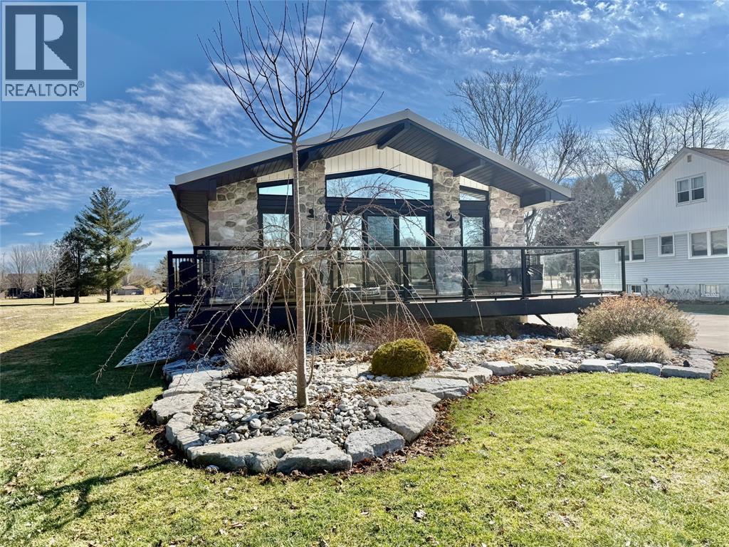 747 Broadway Street, Plympton-Wyoming, Ontario  N0N 1T0 - Photo 2 - 26006632