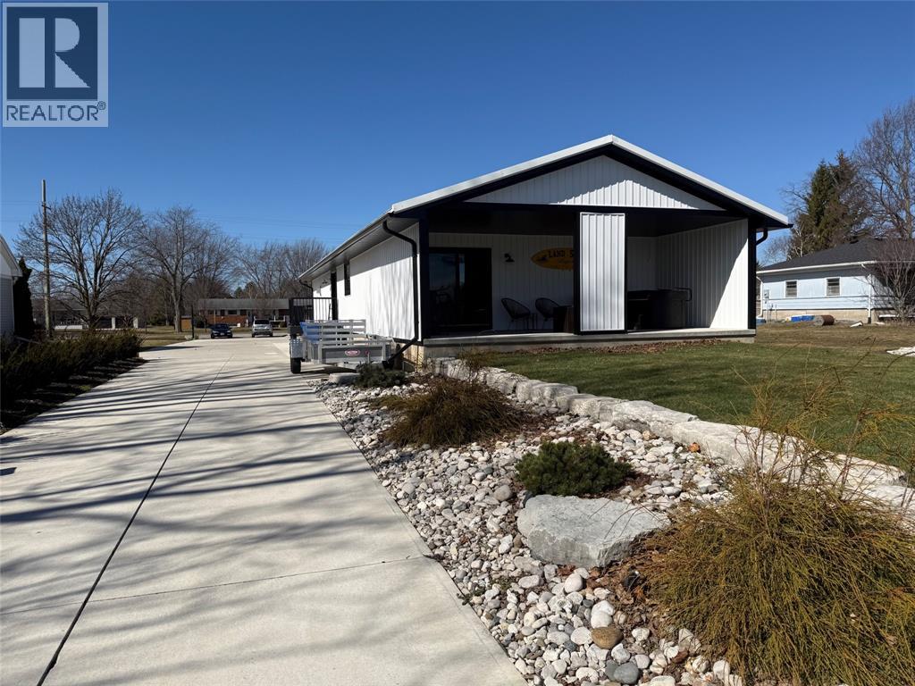 747 Broadway Street, Plympton-Wyoming, Ontario  N0N 1T0 - Photo 5 - 26006632