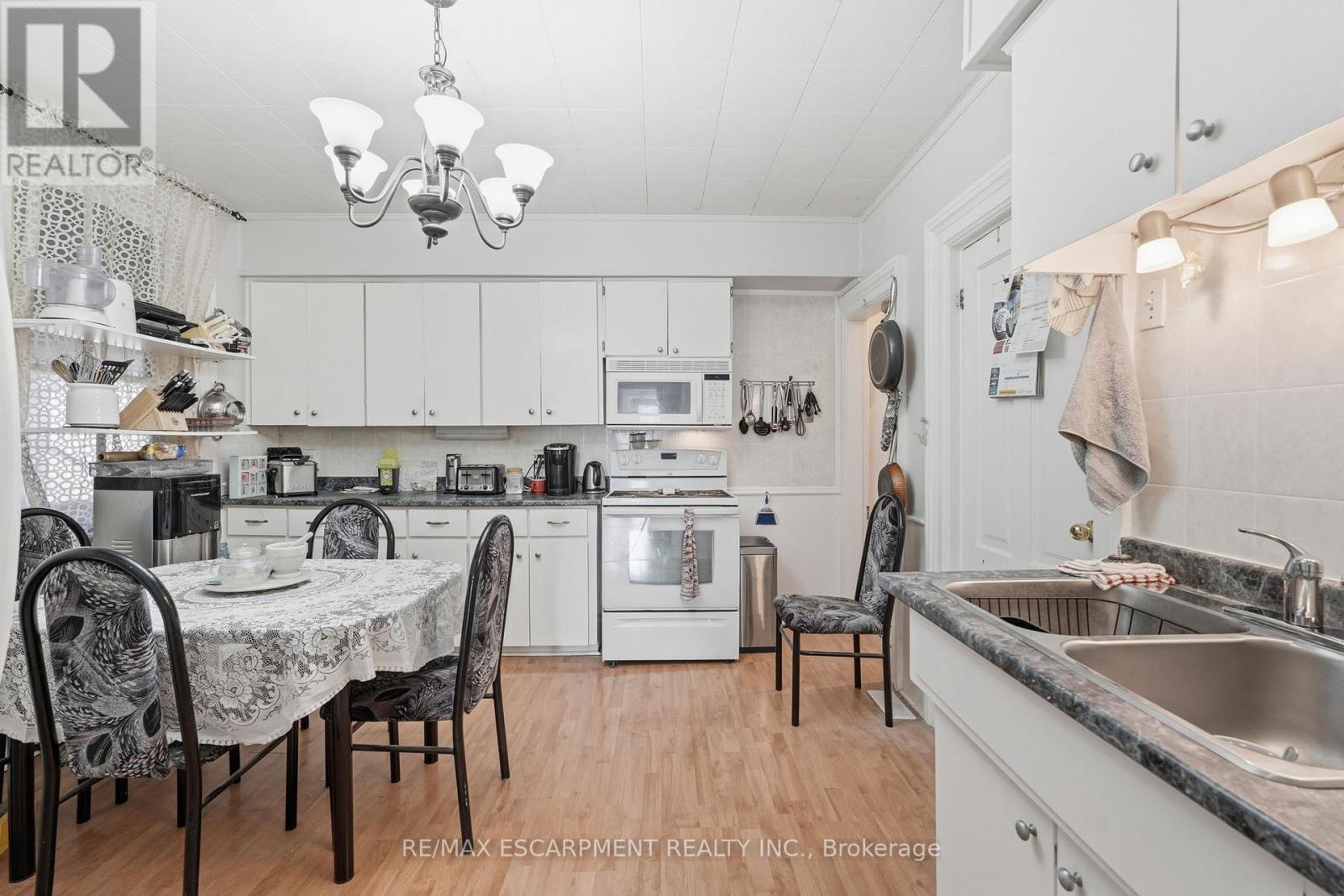 56 Victoria Street, Brantford, Ontario  N3S 3K2 - Photo 10 - X12941038