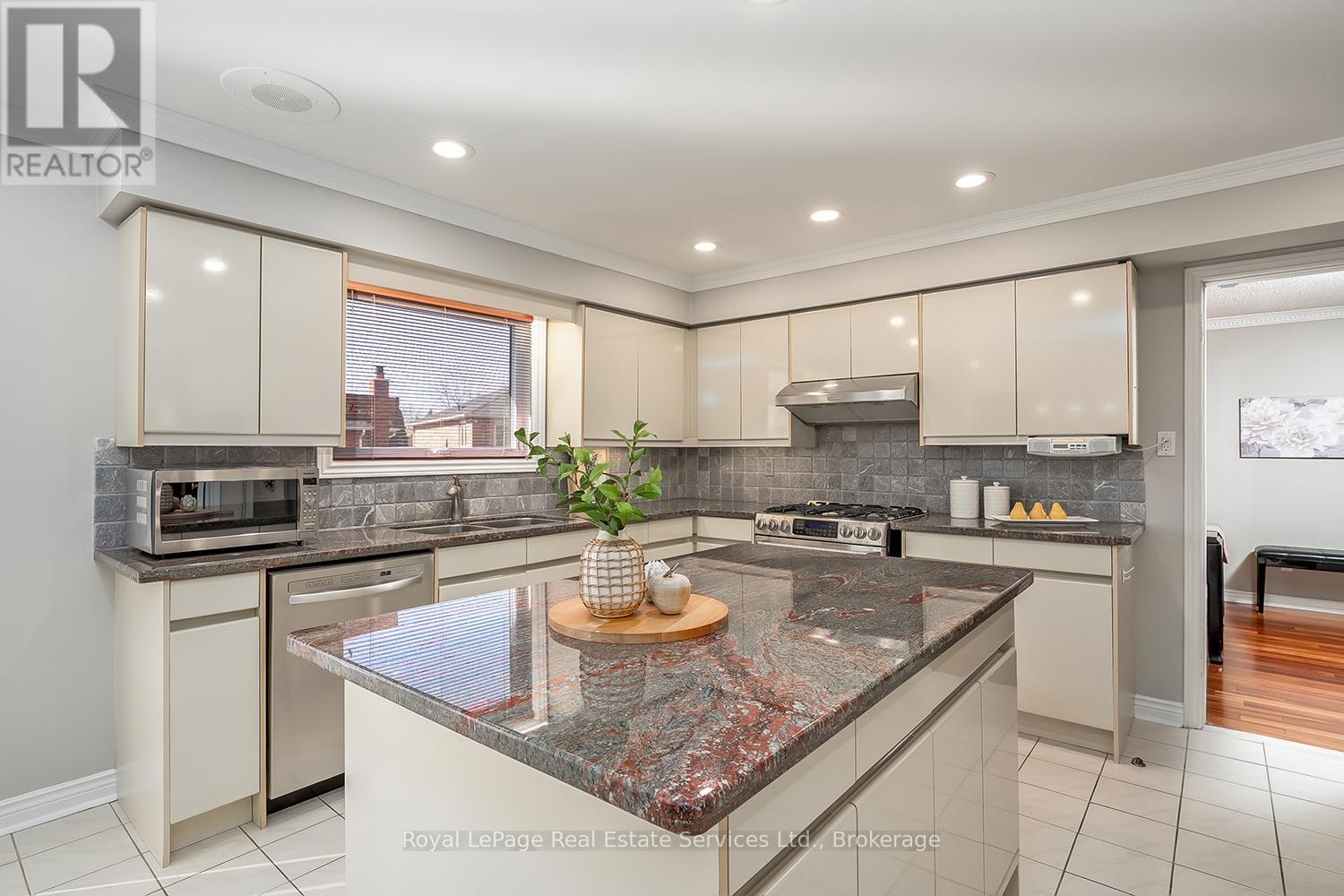 1274 Hilton Lane, Oakville, Ontario  L6M 2V2 - Photo 14 - W12941292