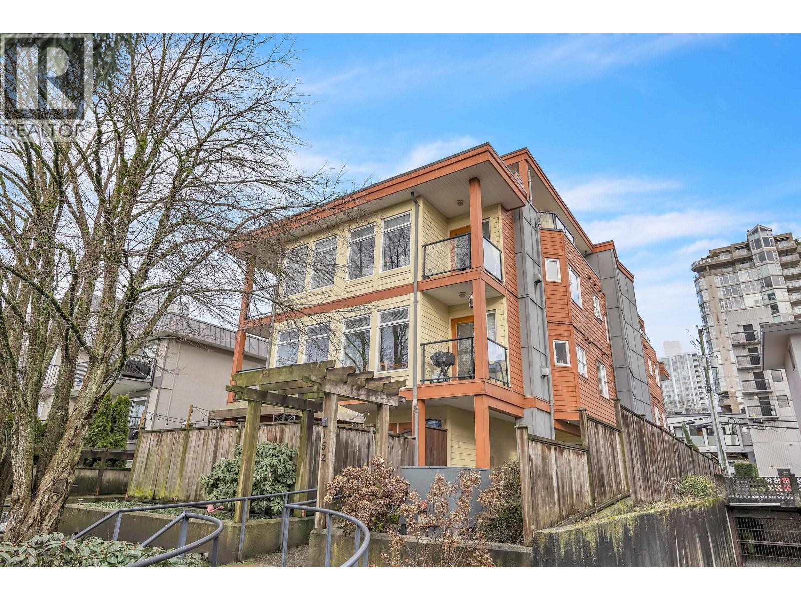 302 152 E 12th Street, North Vancouver, British Columbia  V7L 2J4 - Photo 2 - R3105507