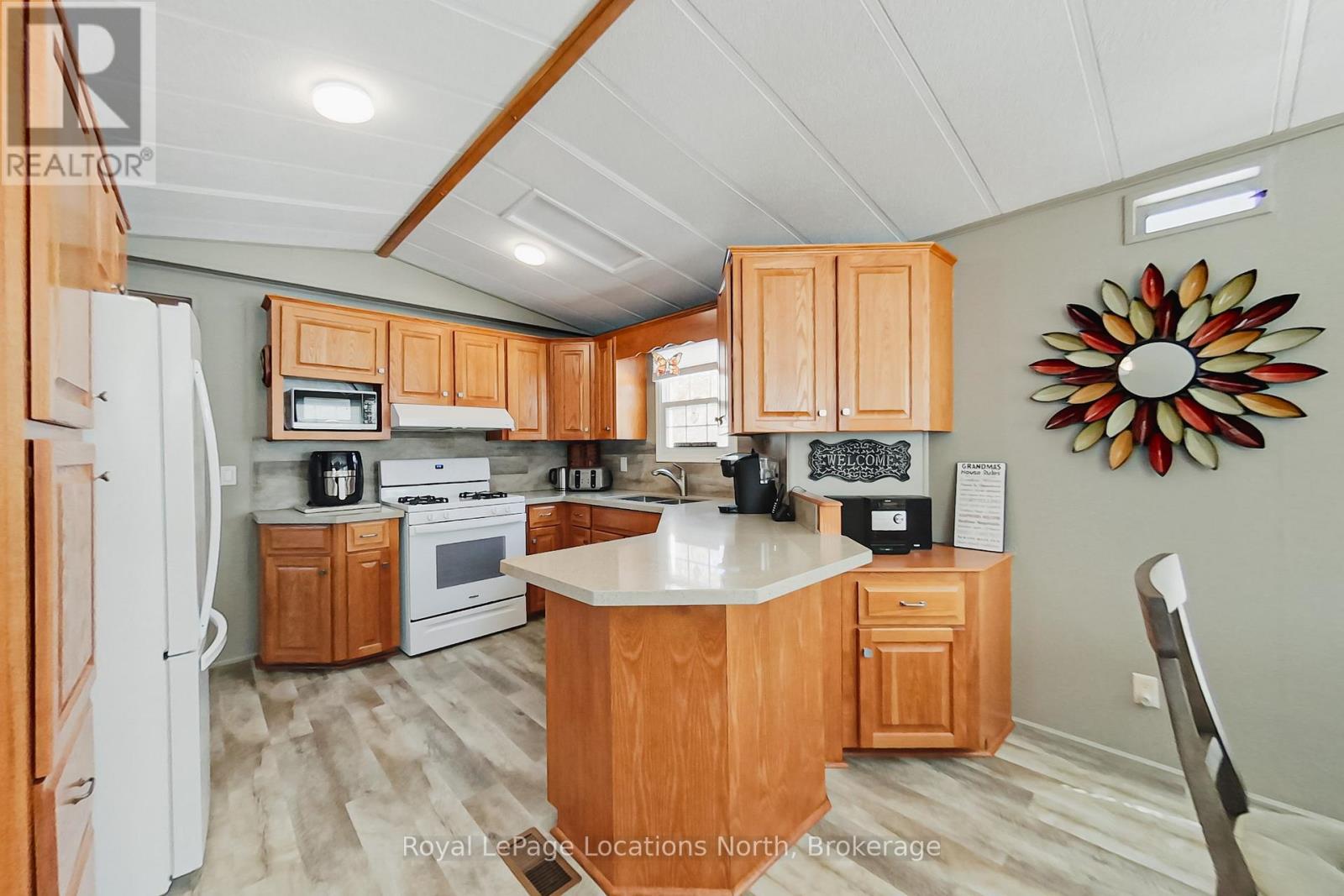 22 Prince Charles Avenue, Springwater, Ontario  L0L 1P0 - Photo 10 - S12940126