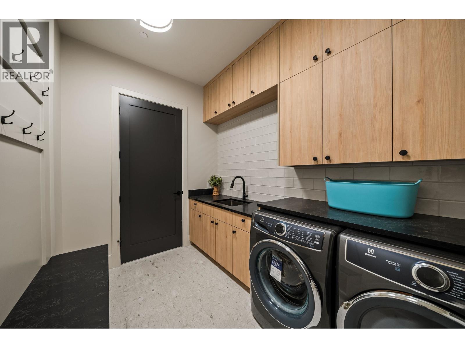 135 Oak Court, Anmore, British Columbia  V3H 4W9 - Photo 9 - R3105458