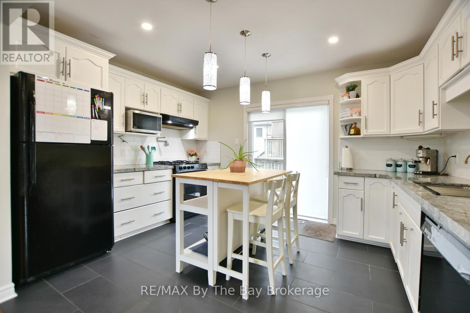 41 Wesley Avenue, Wasaga Beach, Ontario L9Z 1C8 - Photo 3 - S12544016