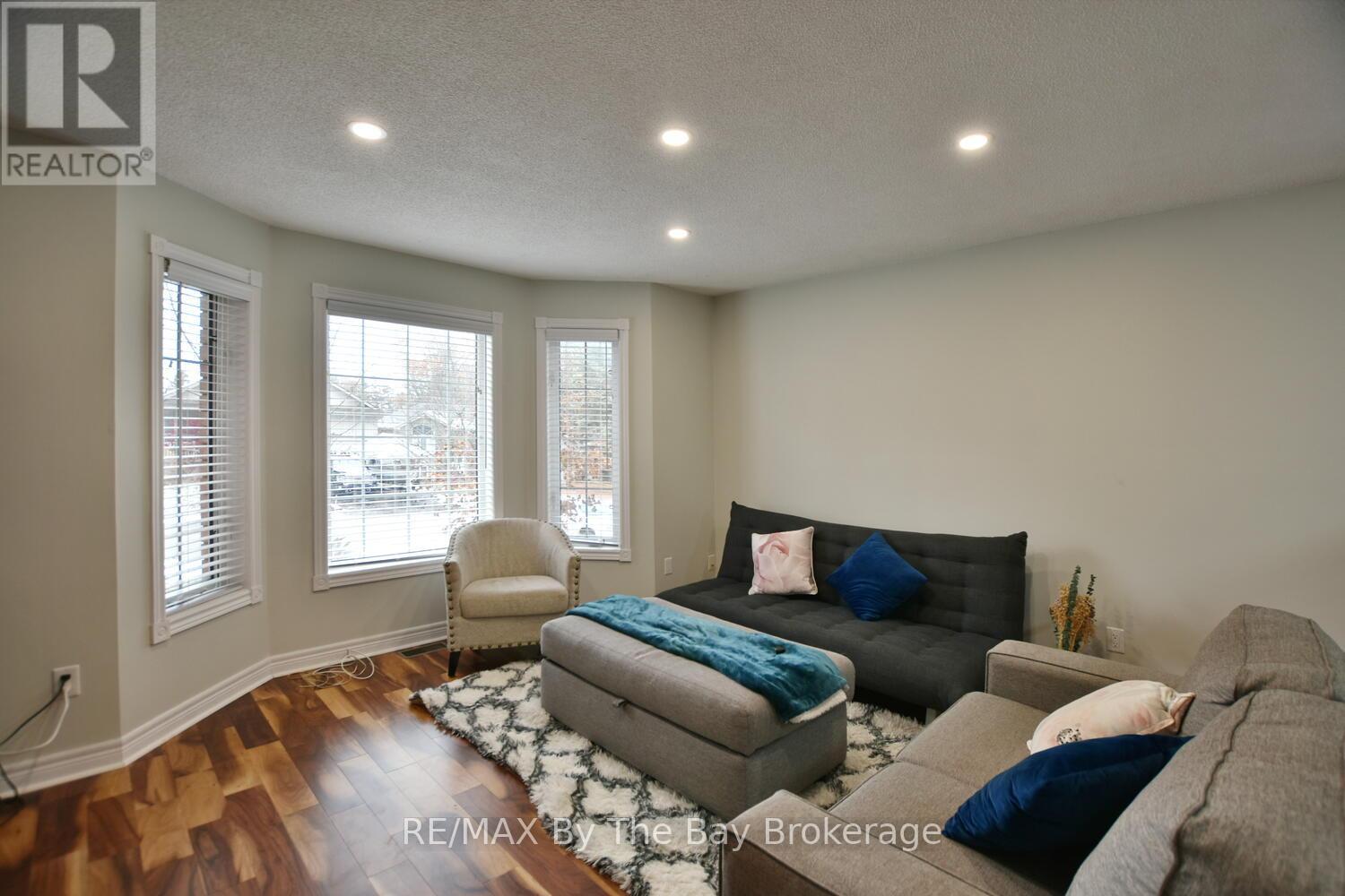 41 Wesley Avenue, Wasaga Beach, Ontario L9Z 1C8 - Photo 7 - S12544016