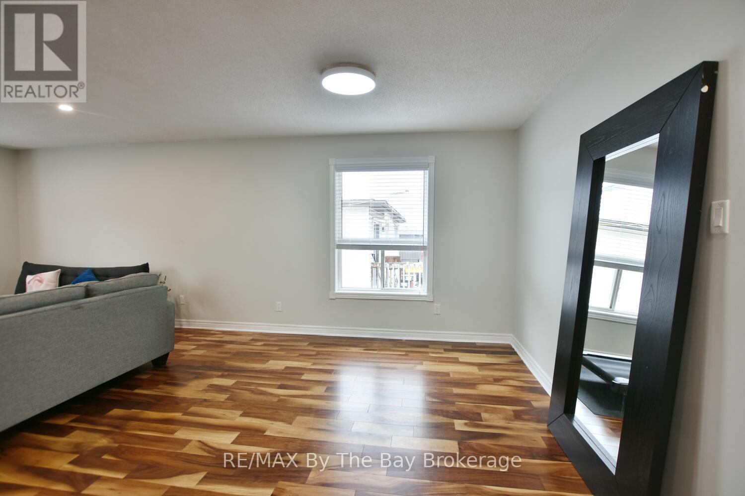 41 Wesley Avenue, Wasaga Beach, Ontario L9Z 1C8 - Photo 8 - S12544016