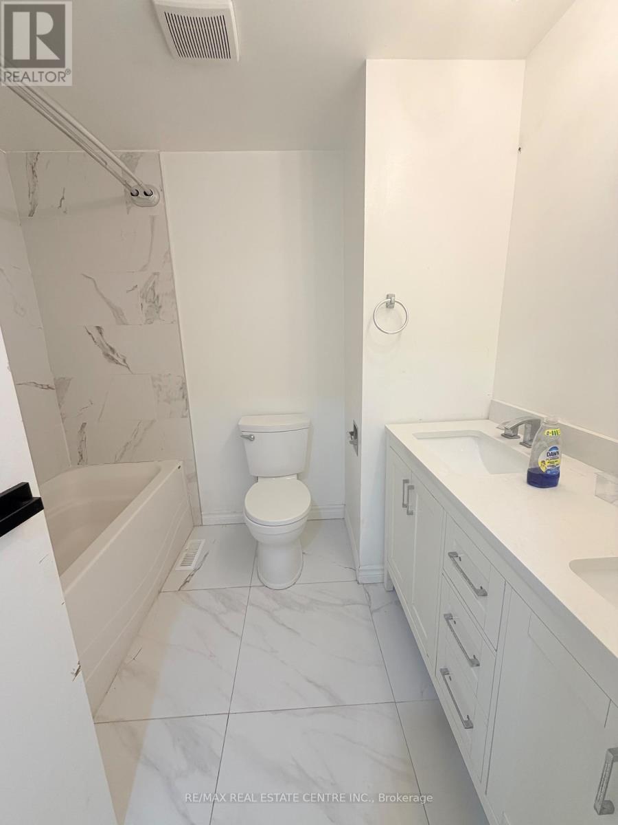 245 Heritage Drive, Kitchener, Ontario N2B 3A9 - Photo 12 - X12912844