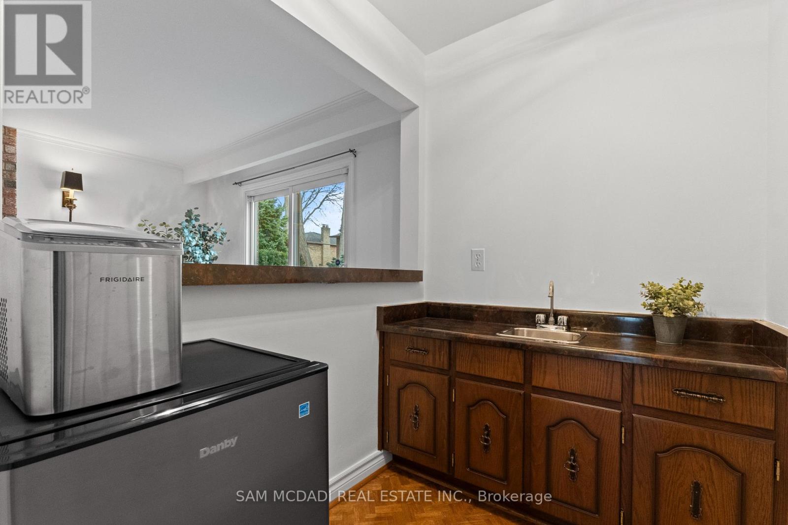 1653 Sherwood Forrest Circle, Mississauga, Ontario  L5K 2G8 - Photo 14 - W12940960