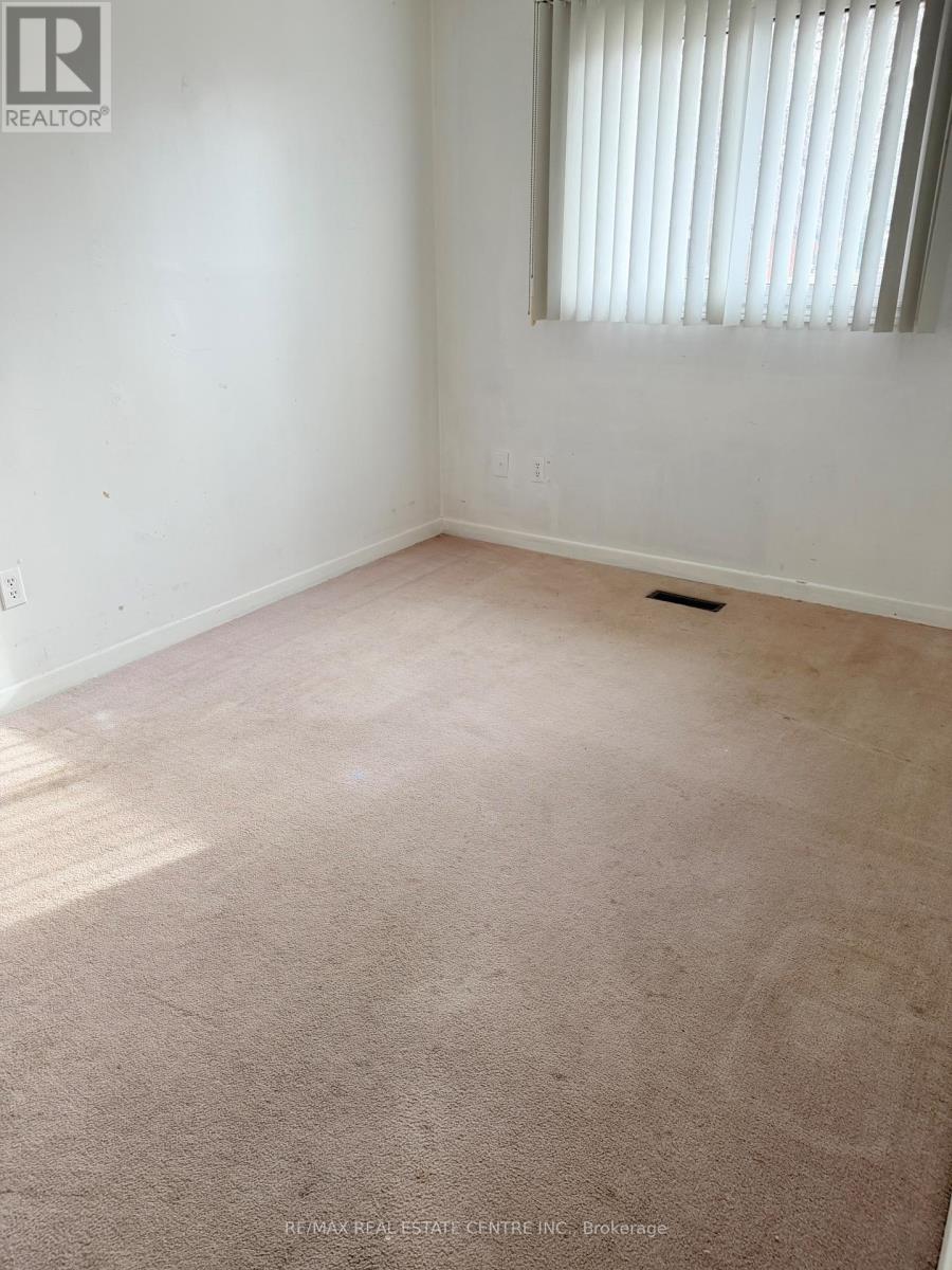 245 Heritage Drive, Kitchener, Ontario N2B 3A9 - Photo 14 - X12912844