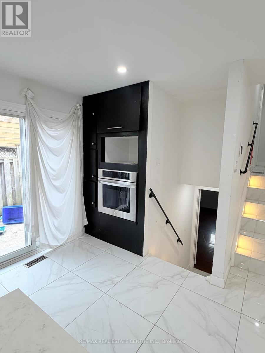 245 Heritage Drive, Kitchener, Ontario N2B 3A9 - Photo 6 - X12912844