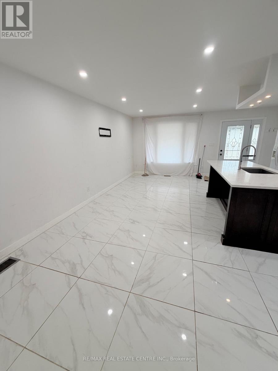 245 Heritage Drive, Kitchener, Ontario N2B 3A9 - Photo 8 - X12912844