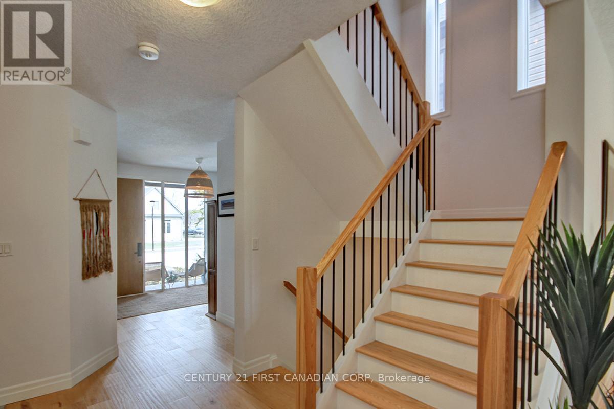 2113 Linkway Boulevard, London South, Ontario  N6K 0K8 - Photo 7 - X12941456