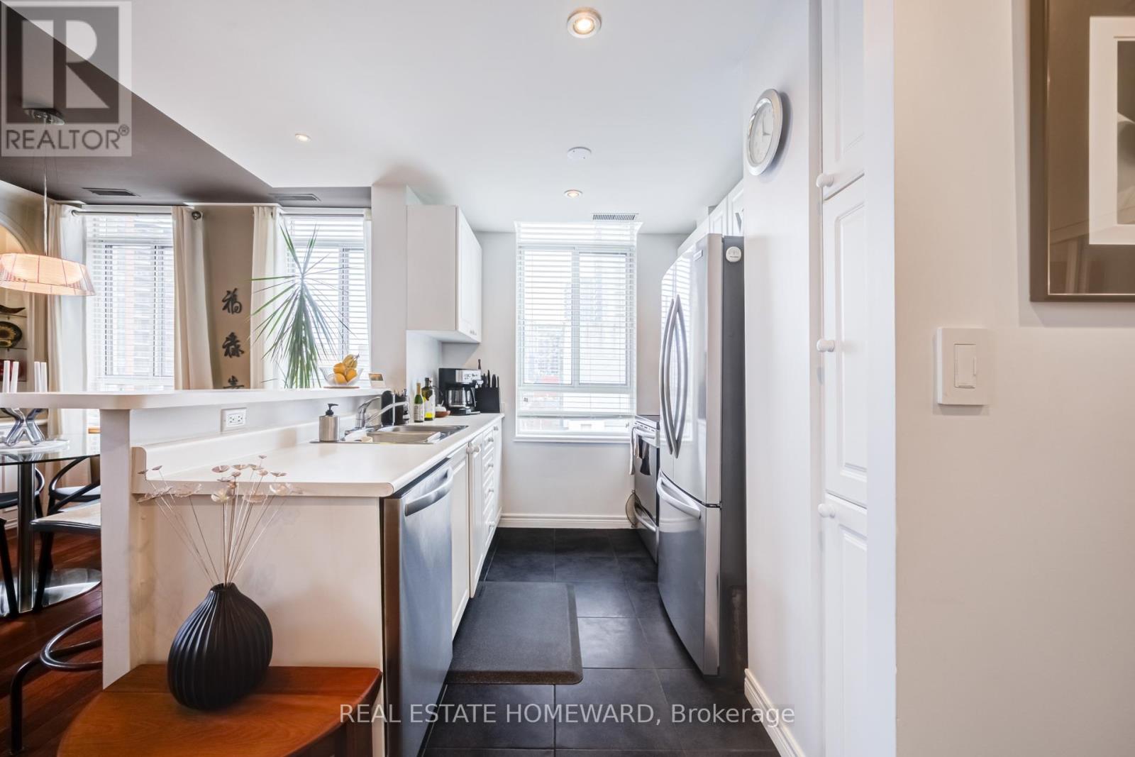 702 - 135 Maitland Street, Toronto, Ontario  M4Y 1E5 - Photo 10 - C12941344