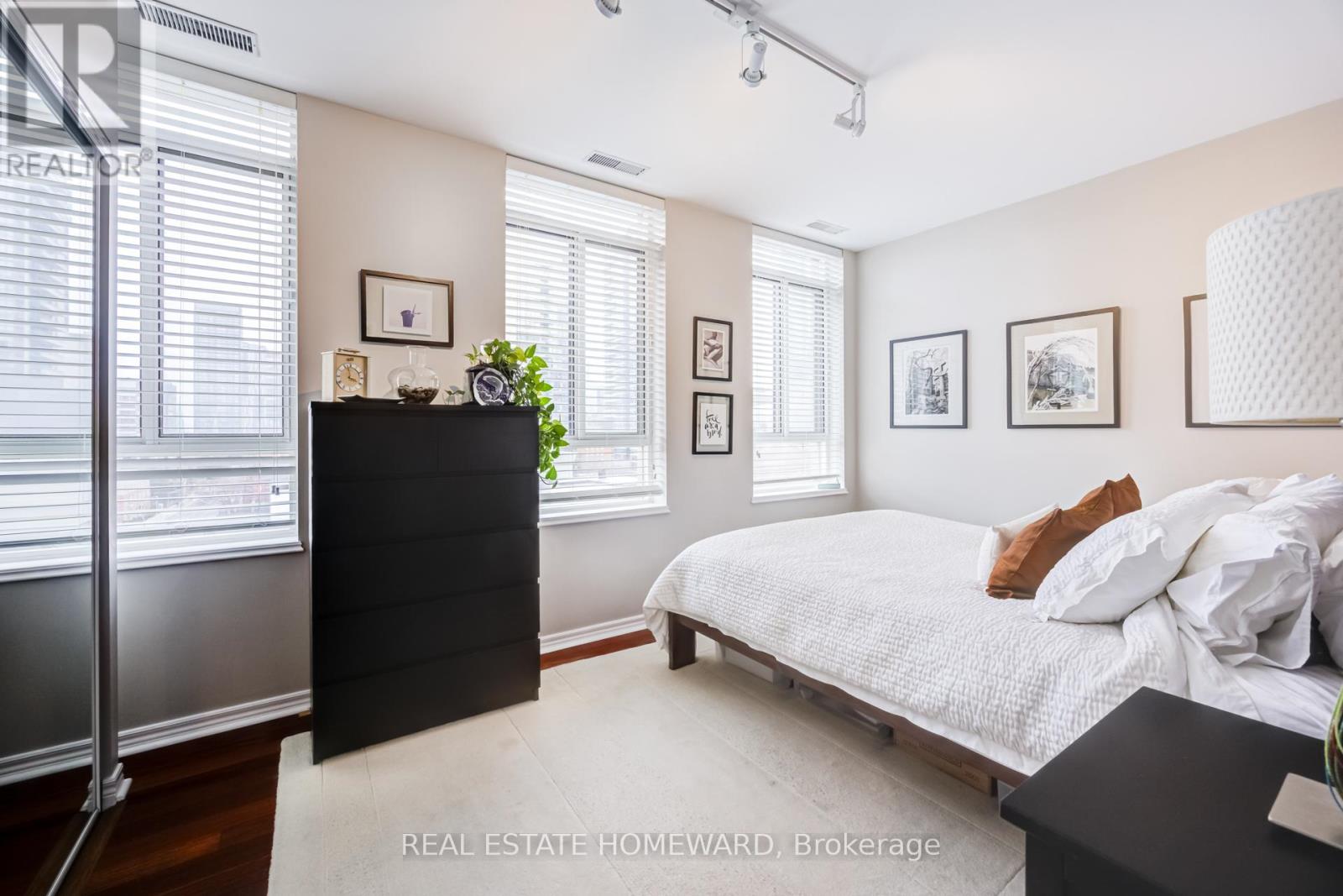 702 - 135 Maitland Street, Toronto, Ontario  M4Y 1E5 - Photo 7 - C12941344